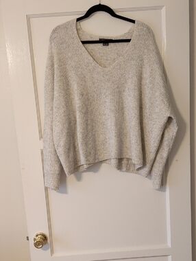 French Connection Soft Cream Heathered V-Neck Rib Sweater Size Medium